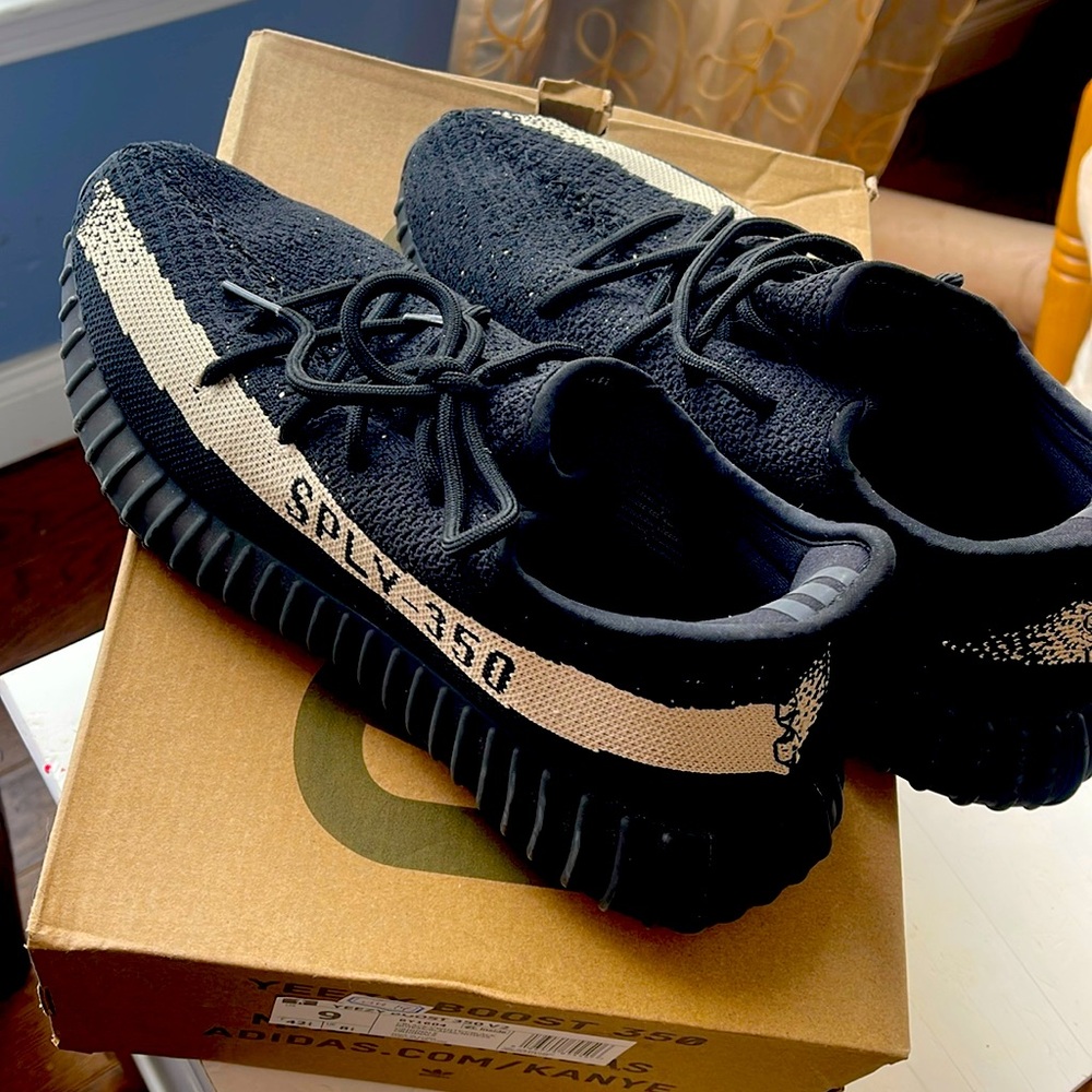 Men’s  Adidasl YEEZY boost 350, sz 9, originals, Black/white